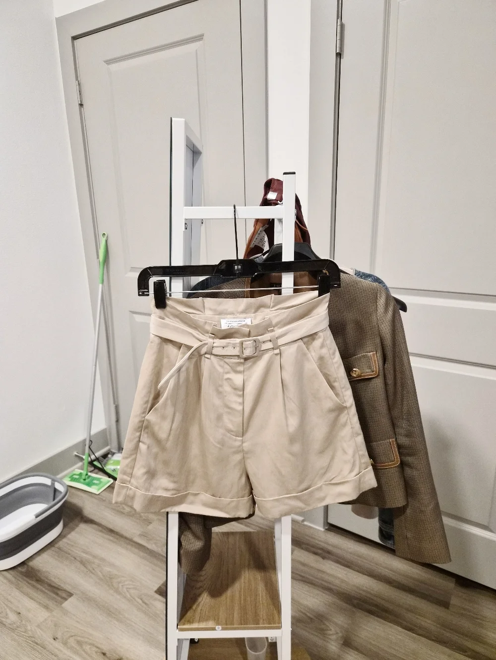 & Other Stories Belted Shorts Beige Size 4